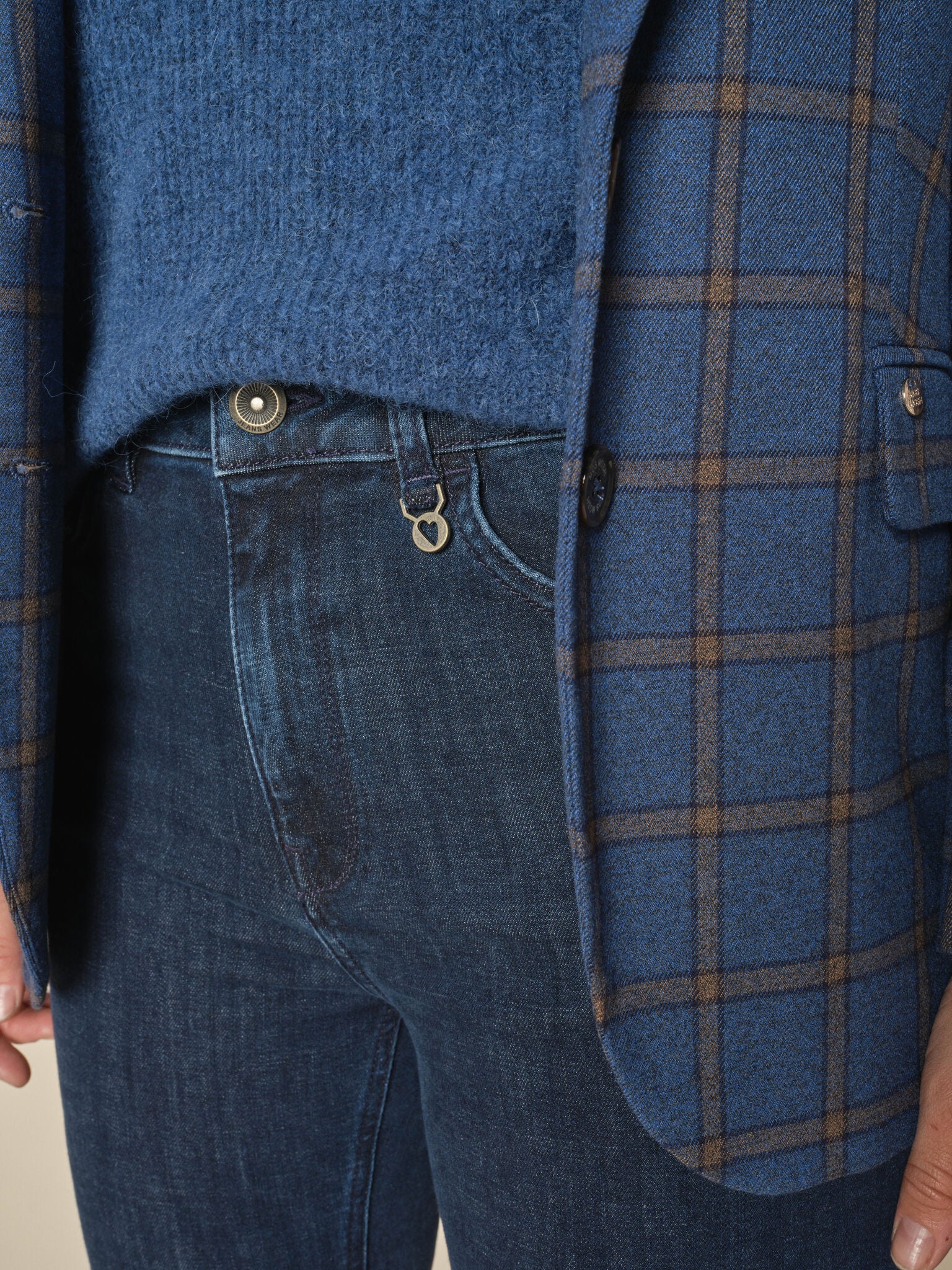 Modelshot / Dark Blue / Detail